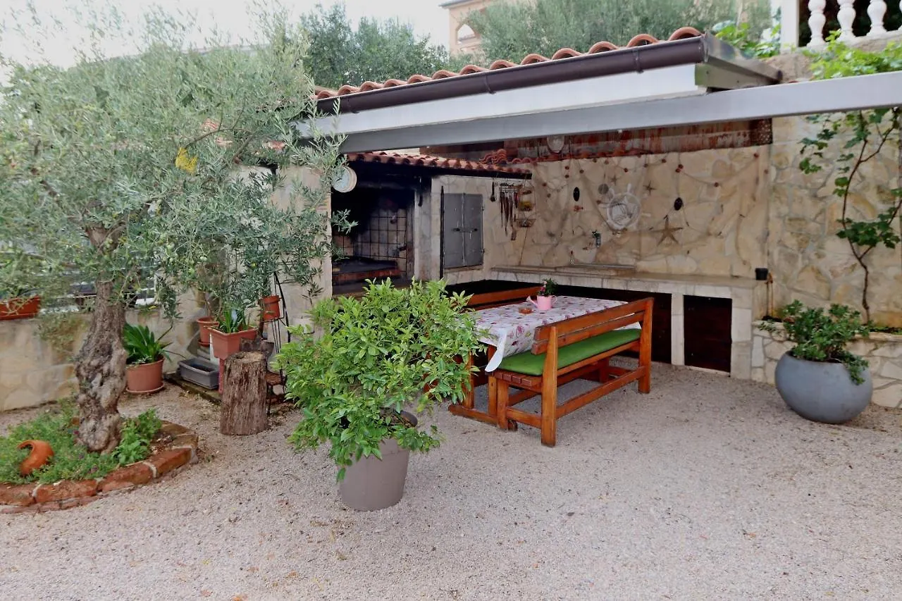 Apartments With A Parking Space Kornic, Krk - 415 Kornic